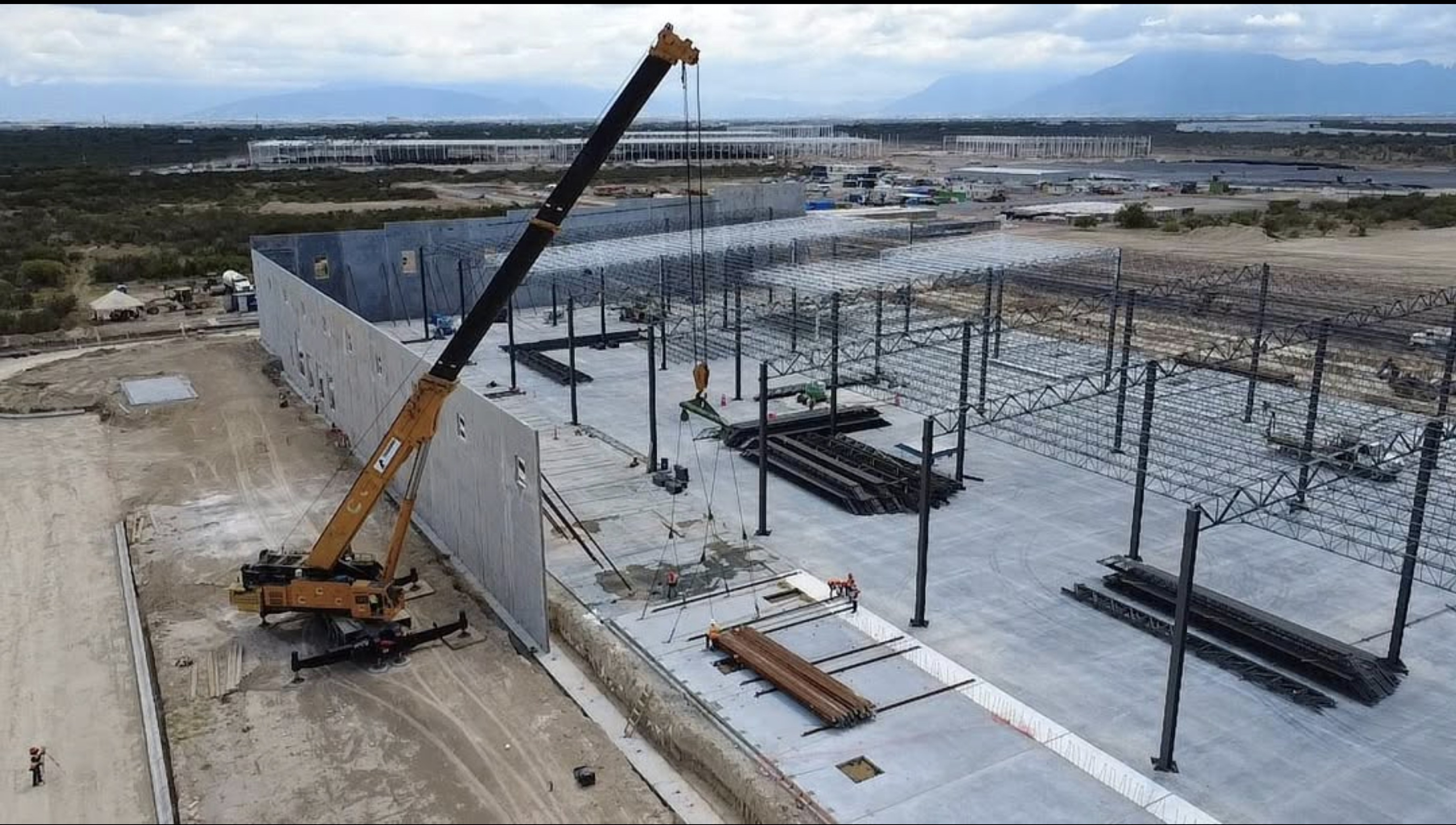 Grúa izando panel de concreto Tilt-Up en Nuevo León